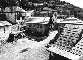 1965  La place de Peyresq reconstruite.